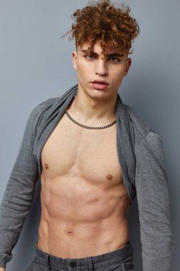 Çekici erkek seksi, kendine güvenen, soyutlanmış bir arka plan.