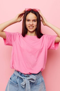 İyimser genç kadın yaz stili çekici görünüyor yaşam tarzı değişmemiş