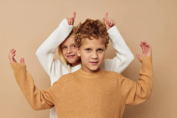 Menino e menina abraço entretenimento posando amizade infância inalterada — Fotografia de Stock