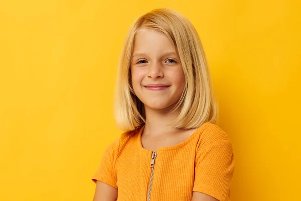 黄色のTシャツを着た少女の肖像画スタジオで子供の頃のライフスタイルを変えることなく — ストック写真
