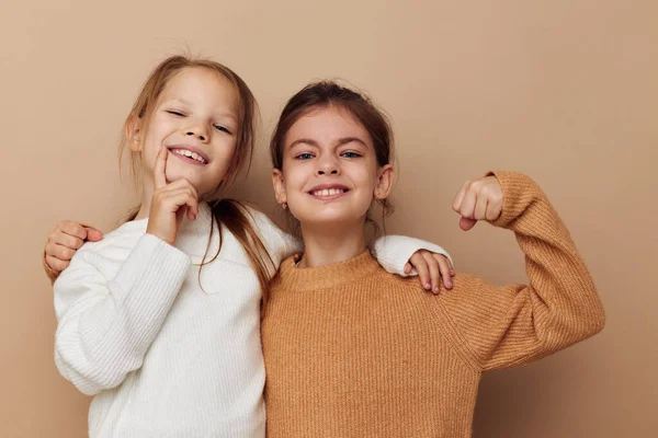 Две забавные маленькие девочки в свитерах, позирующие детством — стоковое фото