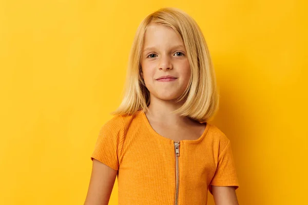 Portret małej blondynki proste włosy pozowanie uśmiech zabawy odizolowane tło bez zmian — Zdjęcie stockowe