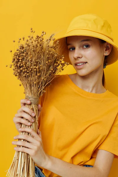 Menina bonita em um amarelo t-shirt linho bouquet emoções estilo de verão Estilo de vida inalterado — Fotografia de Stock
