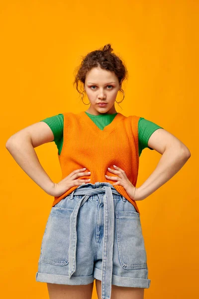 Mulher em camisola laranja moda Juventude Estilo Estúdio — Fotografia de Stock
