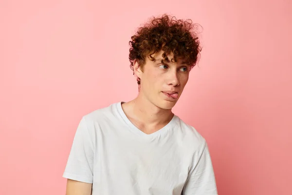 Lindo pelirrojo chico posando joven estilo blanco camiseta aislado fondo inalterado — Foto de Stock