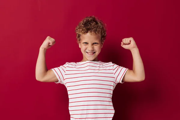 Mignon garçon avec les cheveux bouclés dans rayé t-shirt émotions — Photo