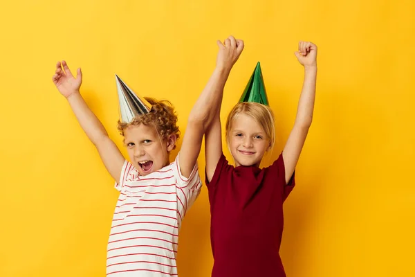 Leuke stijlvolle kinderen leuke verjaardag vakantie emoties geïsoleerde achtergrond — Stockfoto