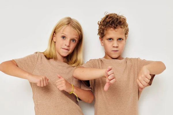 아무런 변화 없이 어린 시절에 손으로 몸짓을 하는 두 어린이의 사진 — 스톡 사진