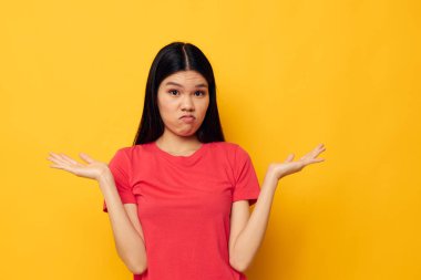 Güzel esmer hareketler, elleri gündelik giysiler içinde fotokopi alanı sarı arka planı değişmemiş.