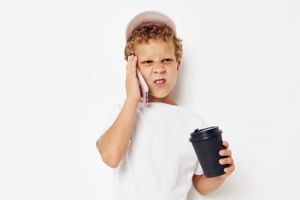 Foto retrato rizado niño qué tipo de bebida es el teléfono en la mano comunicación aislado fondo inalterado — Foto de Stock