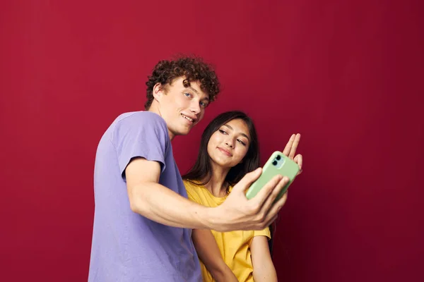 Un jeune couple prendre un selfie posant étreinte fond isolé — Photo