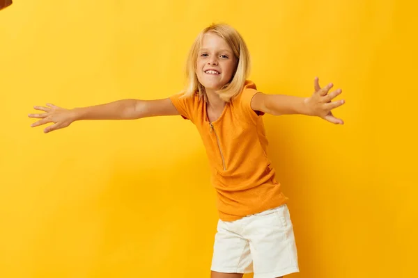 Bonito menina sorriso mão gestos posando casual desgaste divertido amarelo fundo inalterado — Fotografia de Stock