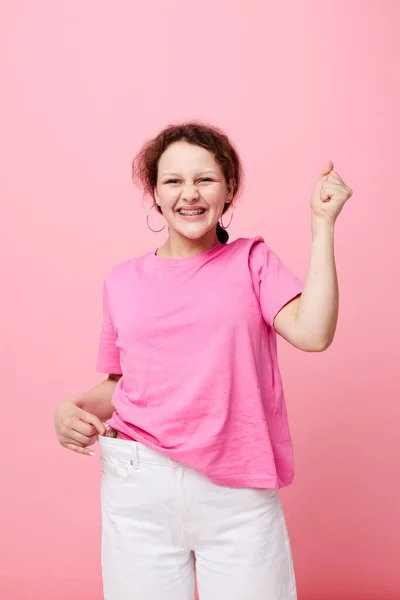 一个年轻女子的肖像，粉色T恤衫装饰，装扮生活风格不变 — 图库照片