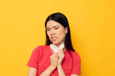 Güzel esmer, tıbbi maske takıyor. Yakın plan izole edilmiş, değiştirilmemiş.