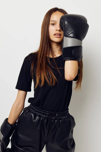검은 색 스포츠 유니폼 권투 장갑을 끼고 건강 훈련을 받은 아름다운 소녀 — 스톡 사진