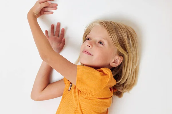 Alegre niña en ropa casual estudio de la infancia — Foto de Stock