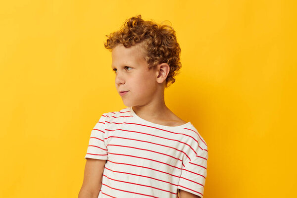 милый мальчик в полосатой футболке изолированный фон