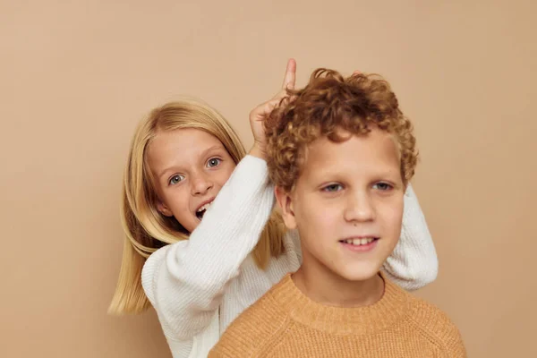 Niño y niña abrazo entretenimiento posando amistad aislado fondo — Foto de Stock