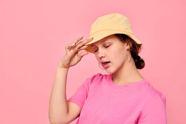 Vacker kvinna I beige Panama rosa t-shirt hand gester Studio Modell — Stockfoto