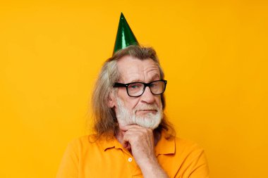 Mutlu son sınıf öğrencisinin portresi kafasında izole edilmiş eğlenceli bir doğum günü şapkası