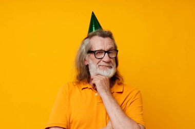 Kafasına yeşil başlık takmış yaşlı bir adamın portresi değişmedi.