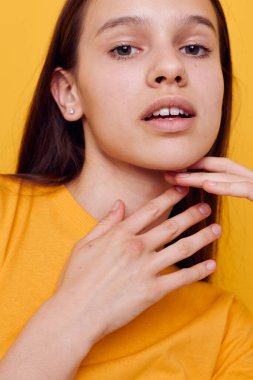 Genç bir kadın, gençlik modasına uygun poz veriyor. Günlük kıyafetleri giyiyor. Yaşam tarzı değişmemiş.