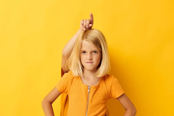 Leuke kleuters in gele t-shirts die naast elkaar staan emoties uit de kindertijd gele achtergrond — Stockfoto