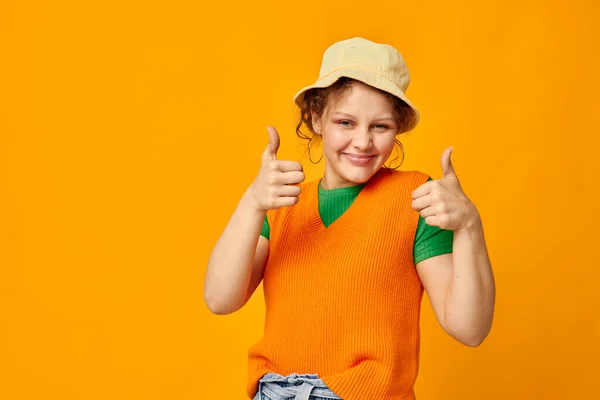 在巴拿马，穿着橙色毛衣的快乐女人摆出时尚特写 — 图库照片