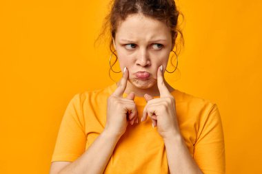 Güzel kadın jestleri elleri buruşuk duyguları izole edilmiş arka planlar değiştirilmemiş