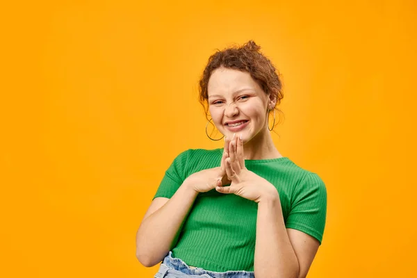 Leende kvinna i grön t-shirt poserar beskärd utsikt — Stockfoto