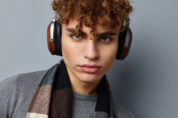 Atractivo hombre bufanda a cuadros auriculares inalámbricos tecnología aislado fondo — Foto de Stock
