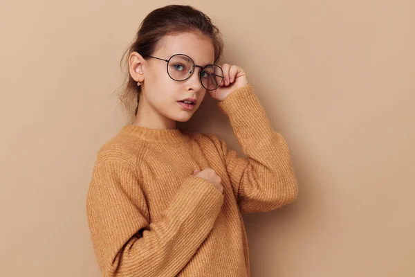 Söt ung flicka i en tröja och poserar glasögon barndom oförändrad — Stockfoto