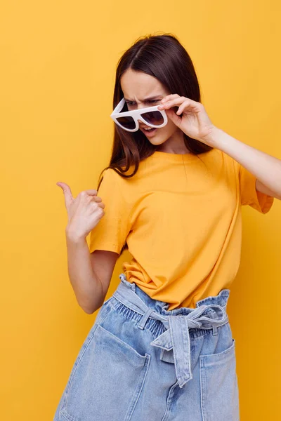 Otimista jovem mão gesto emoções verão estilo amarelo fundo — Fotografia de Stock