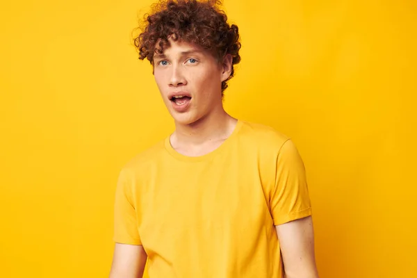 섹시 한 빨간 머리 청년 스튜디오에서 아무런 변화 없이 노란 배경 옷을 입고 있는 — 스톡 사진
