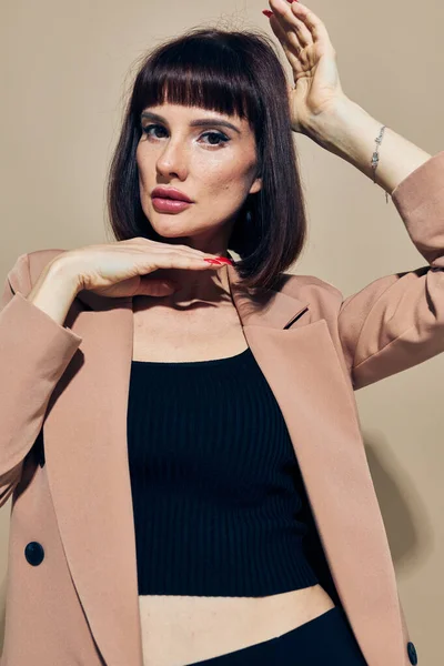 Attraktiv kvinna Charm röda naglar modell lyx ljus bakgrund — Stockfoto