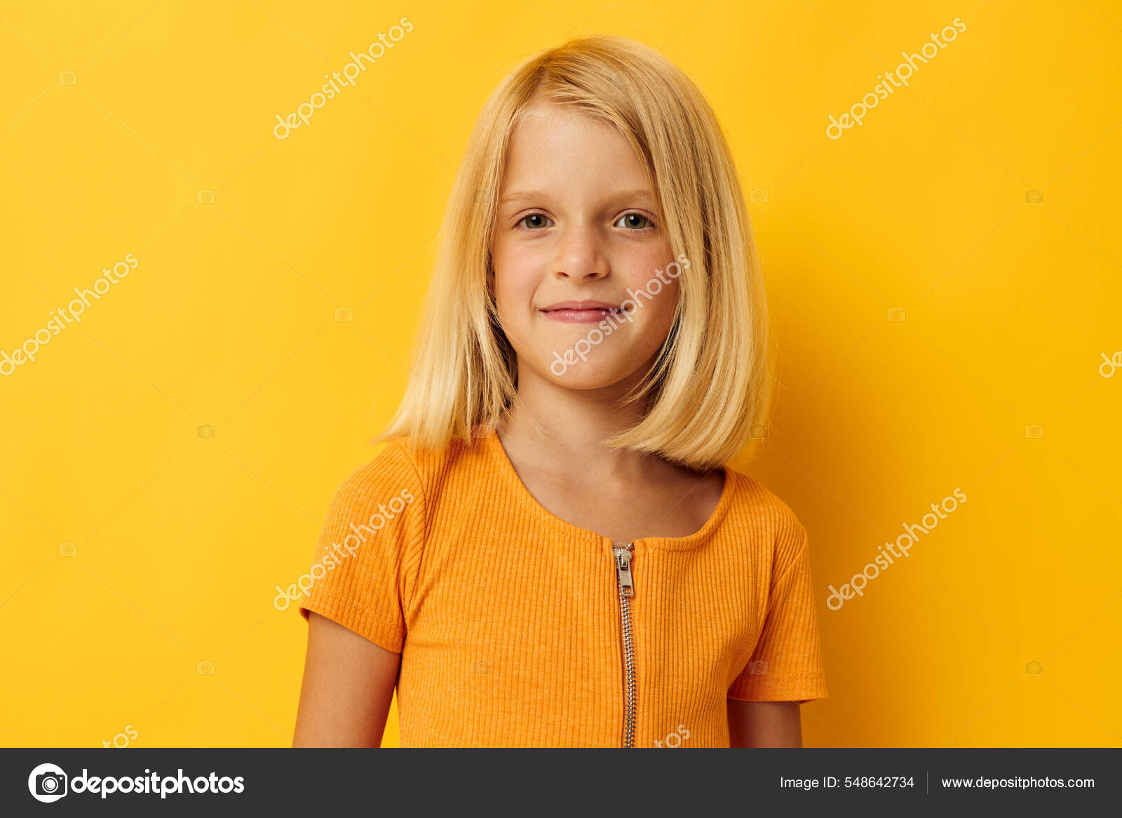 Retrato de una niña pequeña con una camiseta amarilla sonrisa