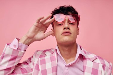 Şık giyinmiş genç bir adamın portresi. Ceket, el yapımı, kendine güvenen bir model stüdyosu.