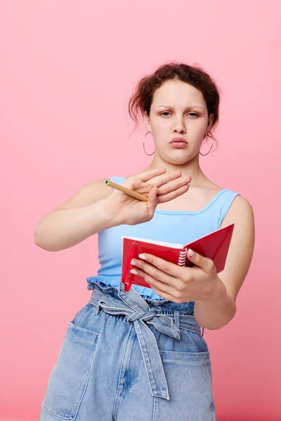 Portrait d'une femme apprenant avec un cahier et un stylo gros plan inchangé — Photo