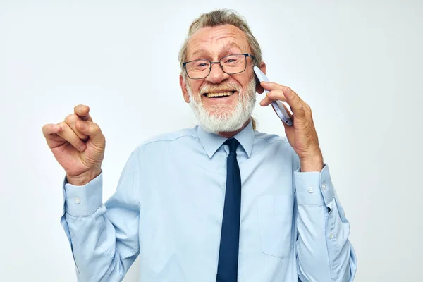 Senior homme aux cheveux gris parler sur le téléphone affaires travail fond isolé — Photo