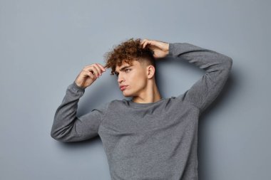 Çekici erkek seksi, kendine güvenen, soyutlanmış bir arka plan.