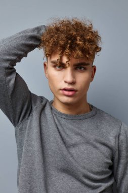 Yakışıklı genç adam şık giyiniyor. Model izole bir arka plan.