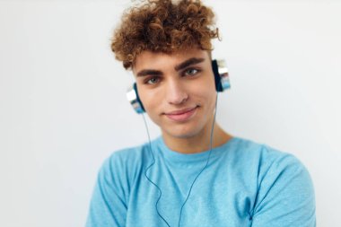 Sapık adam müzik teknolojisi eğlence dünyasının izole edilmiş arka planı