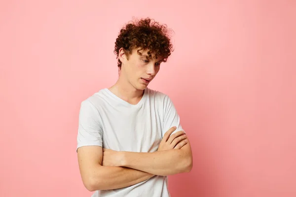 Retrato de un joven rizado posando estilo joven blanco camiseta aislado fondo inalterado — Foto de Stock