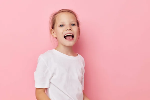Портрет счастливой улыбающейся девочки в белой футболке с неизменной детской улыбкой — стоковое фото