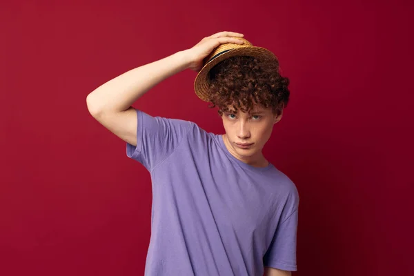Adolescente en sombrero púrpura camisetas posando emociones rojo fondo inalterado — Foto de Stock