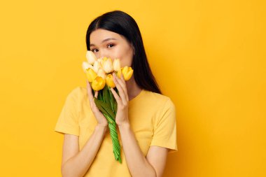 Asyalı güzel bir çiçek buketi. Bahar eğlencesi. Stüdyo modelini değiştirmeden poz vermek.