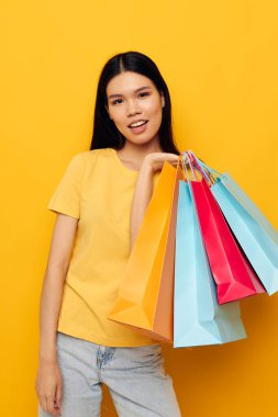 Çekici genç Asyalı kadın moda alışverişi.