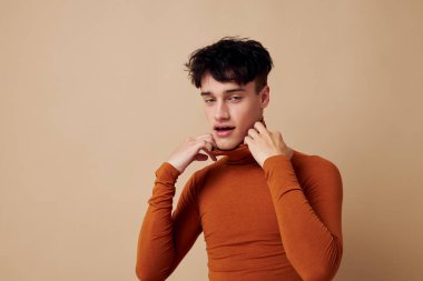 Genç bir adamın portresi kahverengi balıkçı yaka poz veren moda yaşam tarzı değiştirilmemiş.