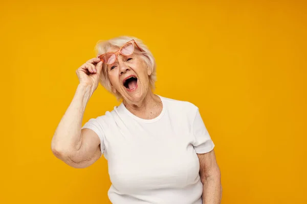 Retrato de uma velha mulher amigável saúde estilo de vida óculos isolado fundo — Fotografia de Stock