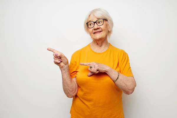 Emocionální starší ženy problémy s viděním s brýlemi zblízka — Stock fotografie